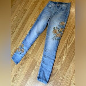 Embroidered high waist jeans size small EUC